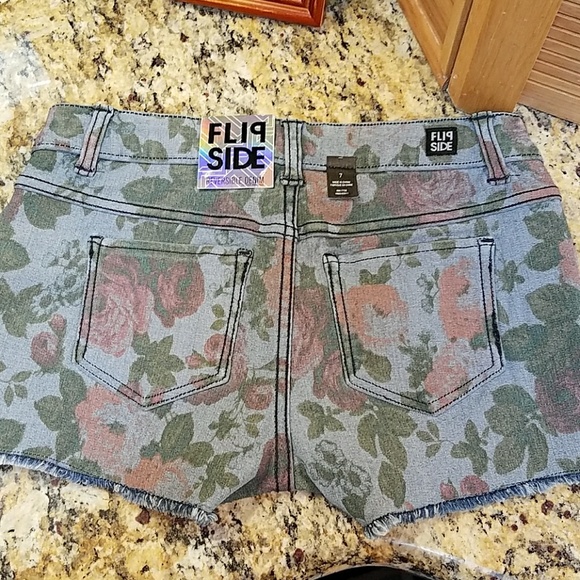 Flip side floral reversable to ombre shorts size 7 nwt - Picture 4 of 6